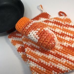 2  potholders double thick & 1 pan handle holder